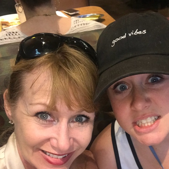 Meet your Posher, Cindy - Picture 3 of 7